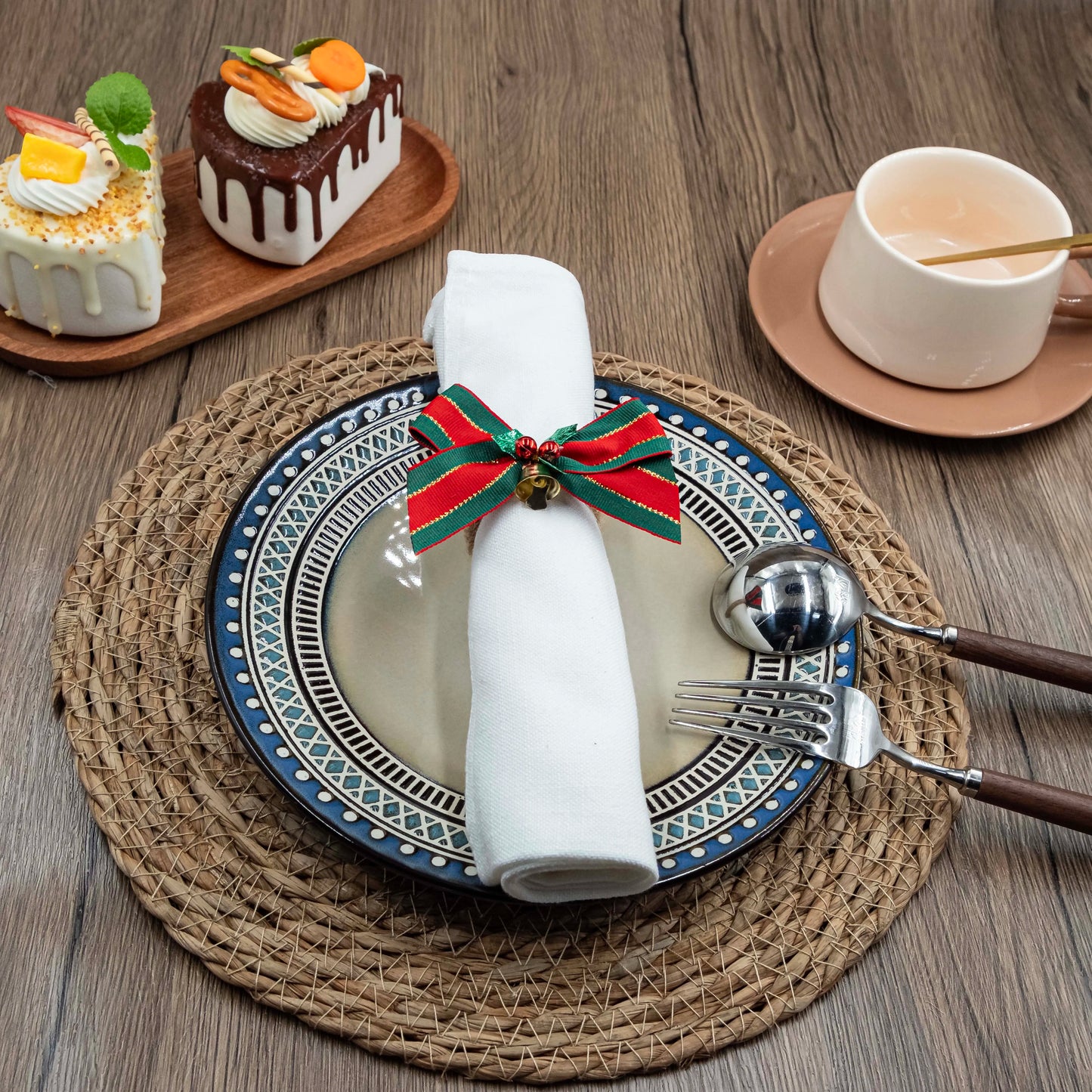 12Pcs Elegant Christmas Bow Napkin Rings- Festive Red & Green Christmas Decor, Table Decor for Weddings, Banquets, Hotels